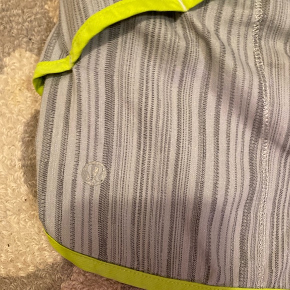 Lululemon lowrise 2.5 speed up shorts - Picture 3 of 3